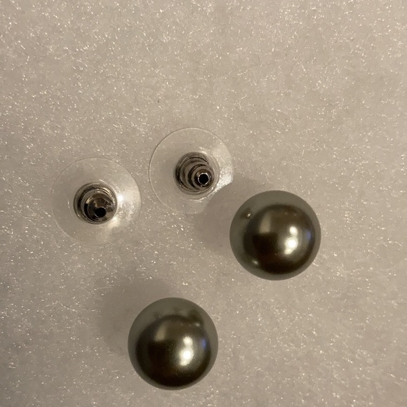 Grey Pearl Earrings - Picture 2 of 3